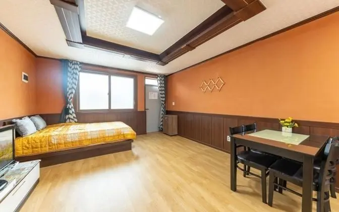 Oda (Yellow Room (Cypress Room))