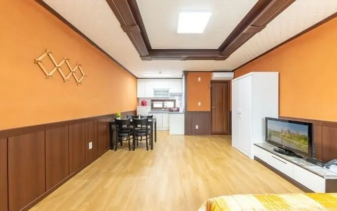 Oda (Yellow Room (Cypress Room))