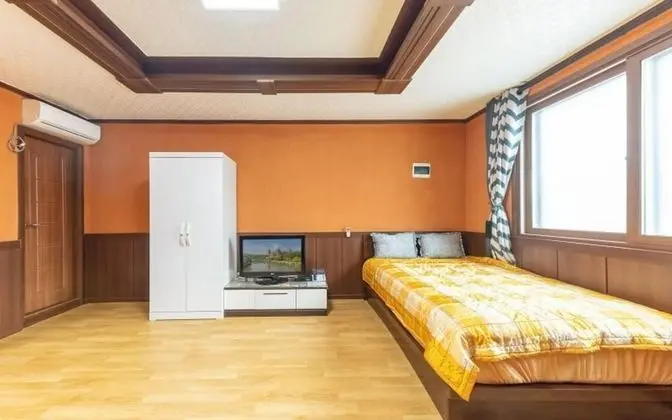 Oda (Yellow Room (Cypress Room))