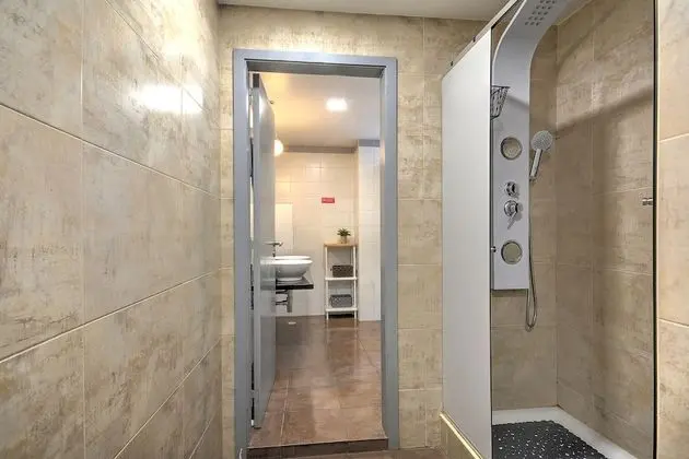 Tek Büyük veya İki Ayrı Yataklı Oda, Ortak Banyo