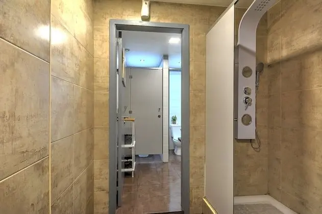 Tek Büyük veya İki Ayrı Yataklı Oda, Ortak Banyo