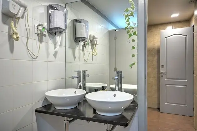 Tek Büyük veya İki Ayrı Yataklı Oda, Ortak Banyo