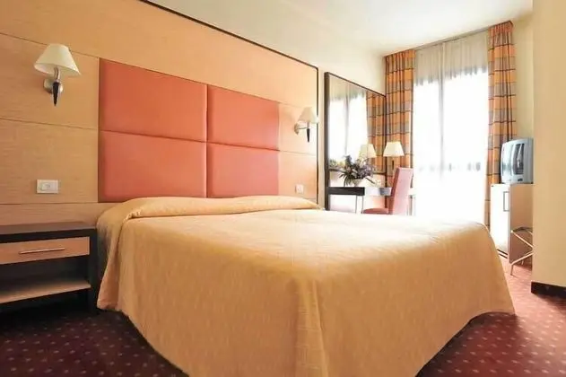 Büyük Yataklı Tek Kişilik Oda