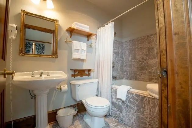 Oda, 1 Büyük (Queen) Boy Yatak, Sigara İçilmez (Room # 1 upstairs)