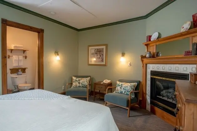 Oda, 1 Büyük (Queen) Boy Yatak, Sigara İçilmez (Room # 3 upstairs)