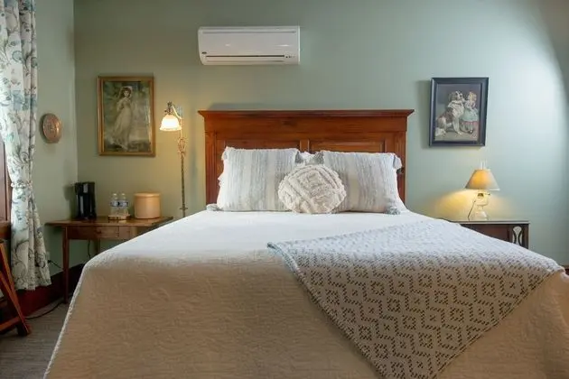 Oda, 1 Büyük (Queen) Boy Yatak, Sigara İçilmez (Room # 3 upstairs)