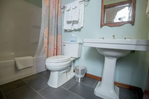 Oda, 1 Büyük (Queen) Boy Yatak, Sigara İçilmez (Room # 5 upstairs)