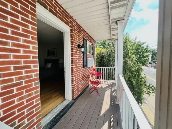 Oda, 1 Büyük (Queen) Boy Yatak ve Çekyat, Sigara İçilmez, Balkon (No Pets)