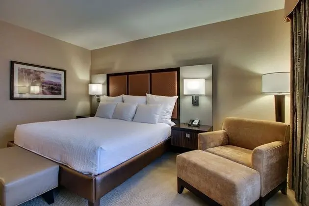 Standard King room - Track Side