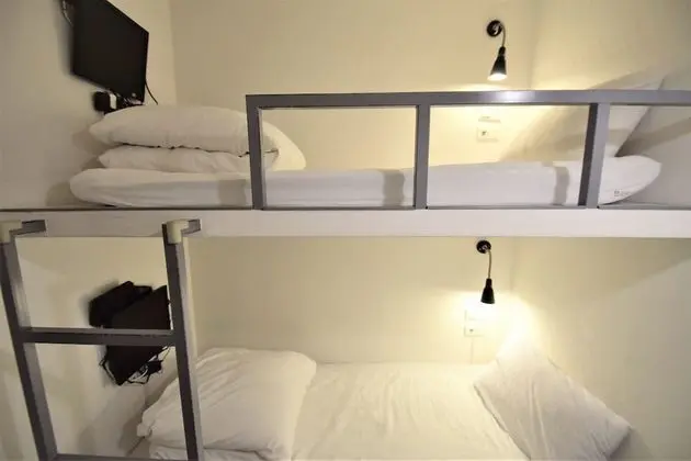 İki Ayrı Yataklı Oda, Ortak Banyo