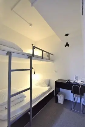 İki Ayrı Yataklı Oda, Ortak Banyo