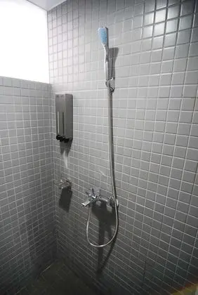 İki Ayrı Yataklı Oda, Ortak Banyo