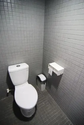 İki Ayrı Yataklı Oda, Ortak Banyo