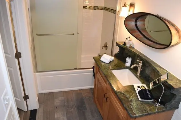 Oda, Özel Banyo (Room 100)