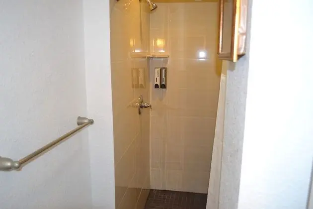 Standard Oda, 1 Büyük (Queen) Boy Yatak, Ortak Banyo