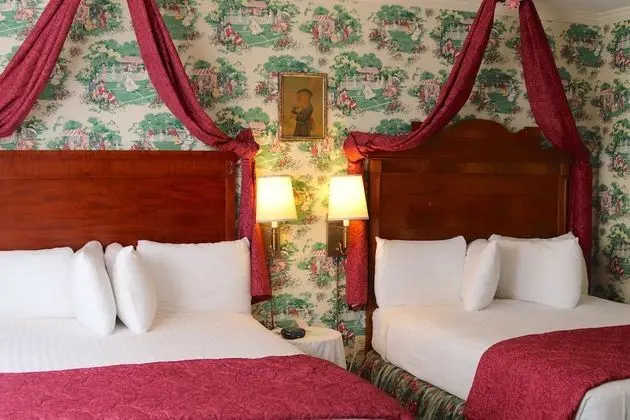 Premium Tek Büyük Yataklı Oda, Banyolu/Duşlu (COLONIAL TWO QUEEN)