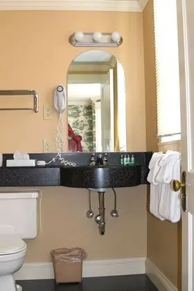Premium Tek Büyük Yataklı Oda, Banyolu/Duşlu (COLONIAL TWO QUEEN)
