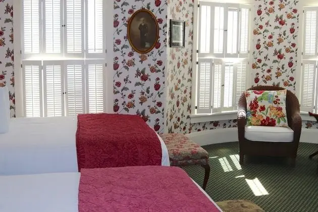 Premium Tek Büyük Yataklı Oda, Banyolu/Duşlu, Göl Manzaralı (VICTORIAN HARBOR VIEW)