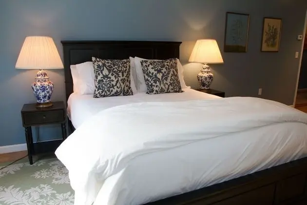 Basic Oda, 1 Büyük (Queen) Boy Yatak (The Briarcliff Room)