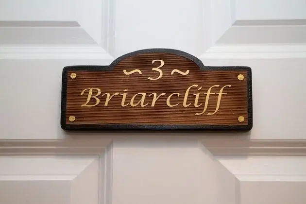 Basic Oda, 1 Büyük (Queen) Boy Yatak (The Briarcliff Room)