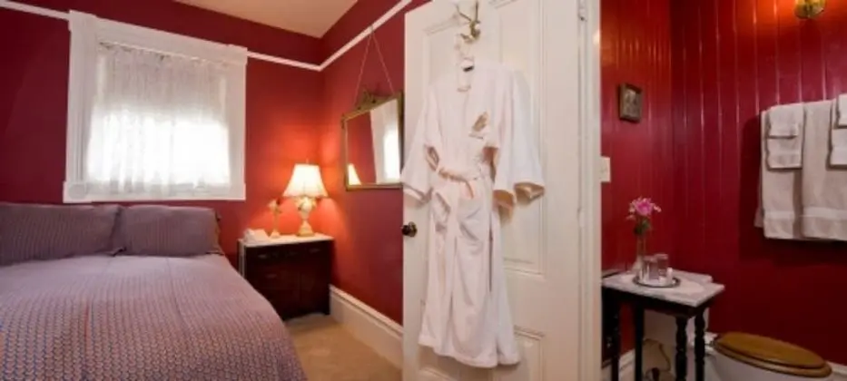 Oda, Özel Banyo (Small Red Room #36)