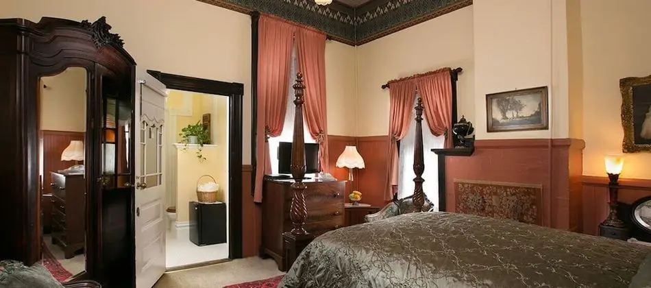 Oda, Özel Banyo (Small Red Room #36)