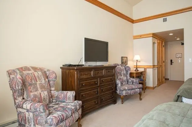 Double Queen, Village View