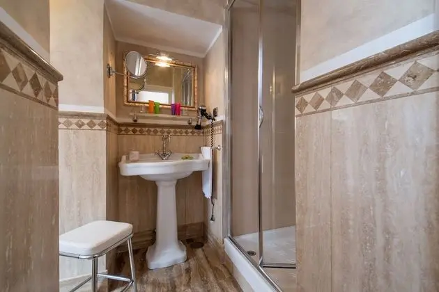 Superior Tek Büyük Yataklı Oda (Main Building or Annex)