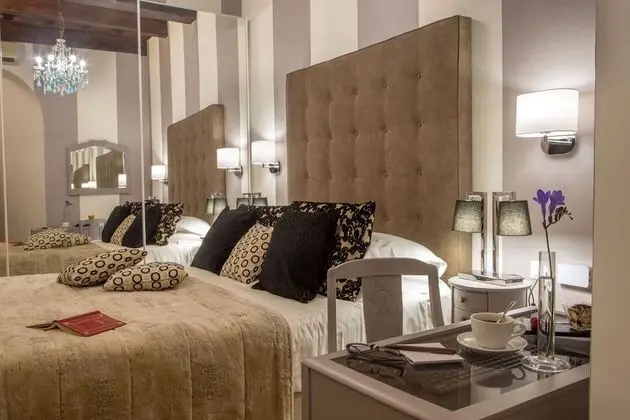 Superior Tek Büyük Yataklı Oda (Main Building or Annex)