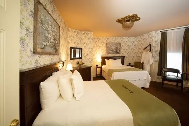 Oda, 2 Çift Kişilik Yatak (One queen one full bed)