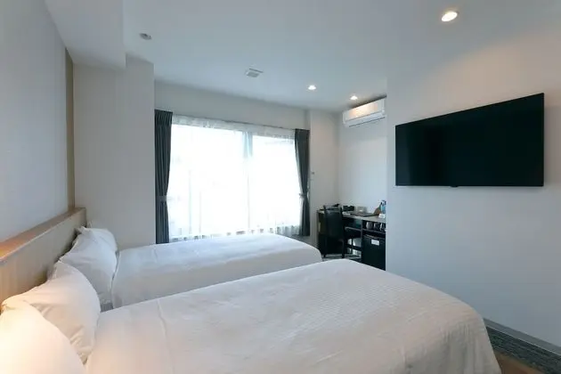 İki Ayrı Yataklı Oda, Sigara İçilmez (Hollywood Twin Room)