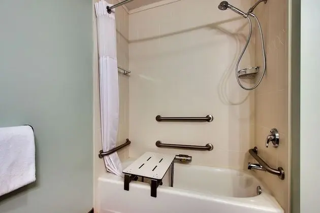 Oda, 2 Büyük (Queen) Boy Yatak, Engellilere Uygun