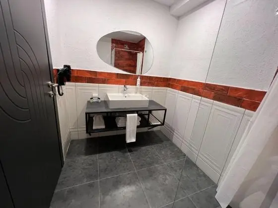 Geniş Standart Oda, Bahçe veya Sokak Manzaralı, Bir Büyük ve Bir Tek Kişilik Yataklı