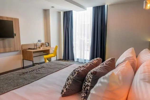 Geniş Standart Oda, Bahçe veya Sokak Manzaralı, Bir Büyük ve Bir Tek Kişilik Yataklı