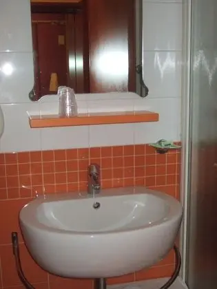Tek Büyük Yataklı Oda, Ek Bina
