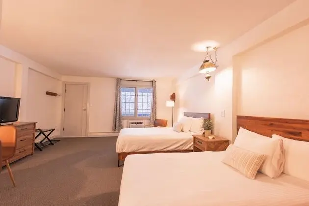 Superior Room- 1 Queen & 1 Double Bed