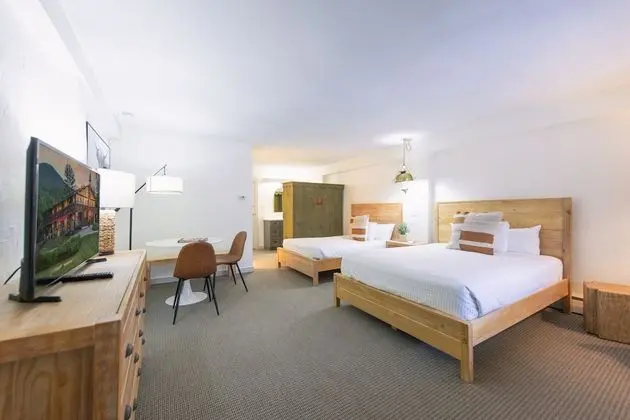 Superior Room- 1 Queen & 1 Double Bed