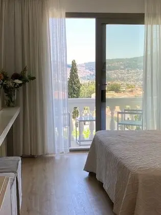 Deluxe Tek Büyük veya İki Ayrı Yataklı Oda, Balkon, Havuz Manzaralı