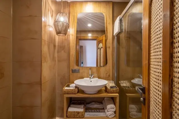 Deluxe Yandan Deniz Manzaralı Oda Banyo