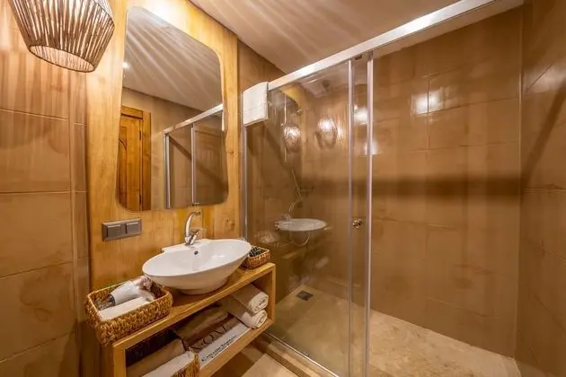 Deluxe Yandan Deniz Manzaralı Oda Banyo