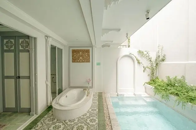 The Junior Pool Suite