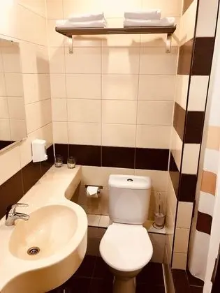 Tek Büyük veya İki Ayrı Yataklı Oda, Penceresiz