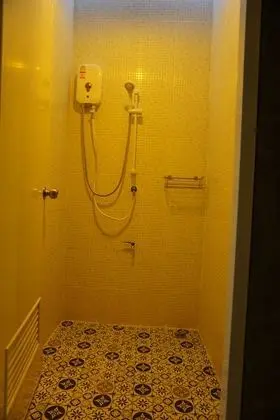 Ortak Ranzalı Oda, Sadece kadınlar için, Ortak Banyo