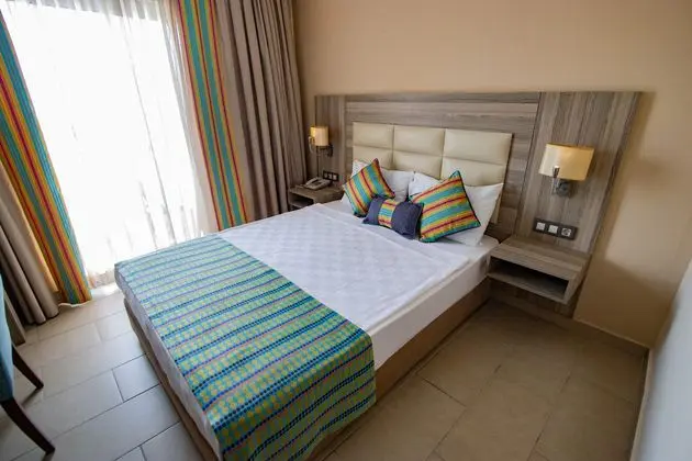 https://images.etstur.com/imgproxy/resize/2560x1440/files/images/hotelImages/etsrooms/516422/Insula_Resort___Spa_Hotel_20241022144000_1.jpg