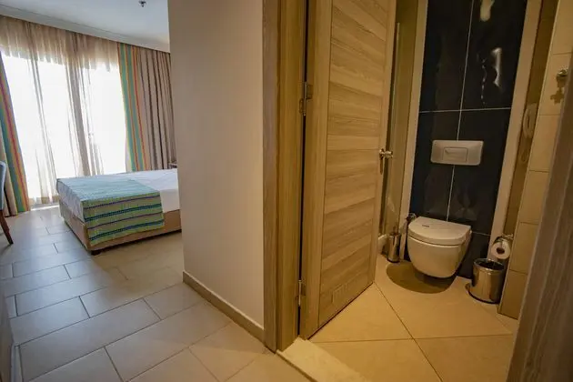 https://images.etstur.com/imgproxy/resize/2560x1440/files/images/hotelImages/etsrooms/516422/Insula_Resort___Spa_Hotel_20241022144000_4.jpg