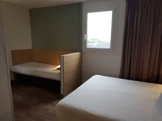 Üç Kişilik Oda, Sigara İçilmez