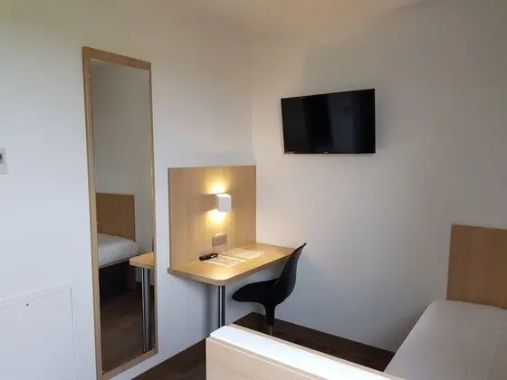 Üç Kişilik Oda, Sigara İçilmez