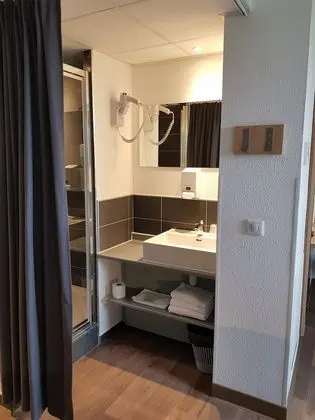 Üç Kişilik Oda, Sigara İçilmez