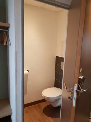 Üç Kişilik Oda, Sigara İçilmez