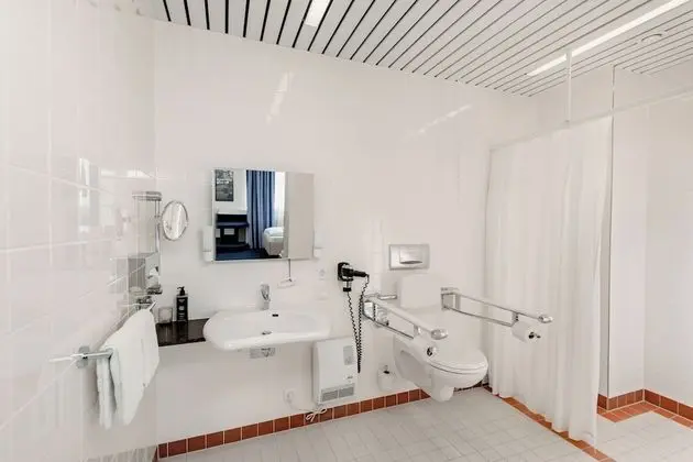 Engellilere uygun banyo